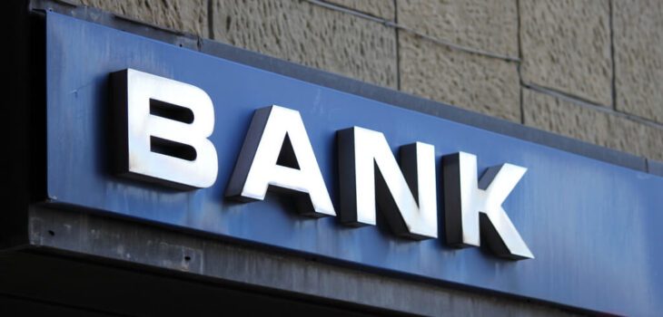 Jakie czynniki wpływają na decyzję kredytową banku?